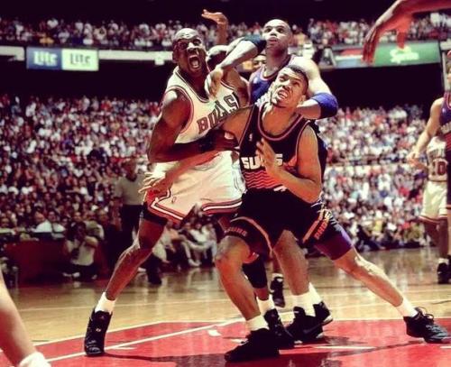 《1986年NBA季后赛，公牛与凯尔特人的生死较量：一场经典对决的燃情回忆》