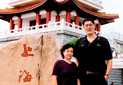姚明和穆铁柱谁高，姚明和穆雷桑合影？